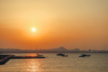 Renkli bir günbatımında Doha rıhtımında