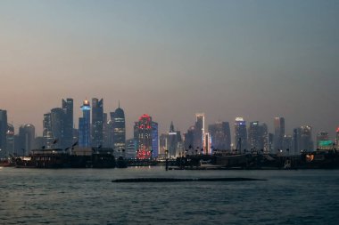 West Bay bölgesinin akşam manzarası, Doha 'da gökdelenleri olan bir iş bölgesi.