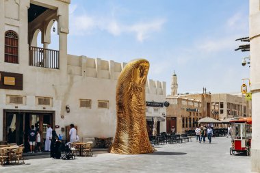 Doha, Katar - 1 Mayıs 2024: The Golden Thumb Statue, Fransız sanatçı Cesar Baldaccini 'nin Souq Waqif' in kalbindeki sanat eseri.