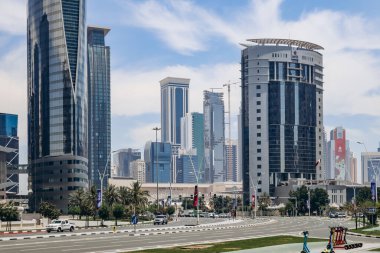 Doha, Katar - 29 Nisan 2024: Batı Körfezi bölgesi, Doha 'da gökdelenleri olan iş bölgesi