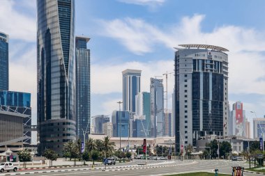 Doha, Katar - 29 Nisan 2024: Batı Körfezi bölgesi, Doha 'da gökdelenleri olan iş bölgesi