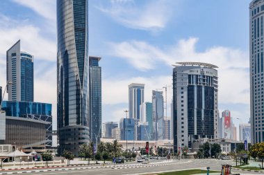 Doha, Katar - 29 Nisan 2024: Batı Körfezi bölgesi, Doha 'da gökdelenleri olan iş bölgesi