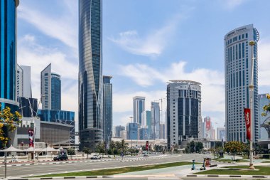 Doha, Katar - 29 Nisan 2024: Batı Körfezi bölgesi, Doha 'da gökdelenleri olan iş bölgesi