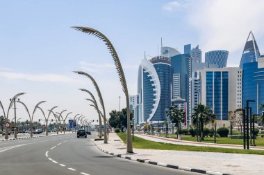 Doha, Katar - 29 Nisan 2024: Batı Körfezi bölgesi, Doha 'da gökdelenleri olan iş bölgesi