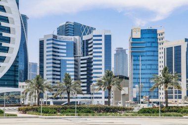 Doha, Katar - 29 Nisan 2024: Batı Körfezi bölgesi, Doha 'da gökdelenleri olan iş bölgesi