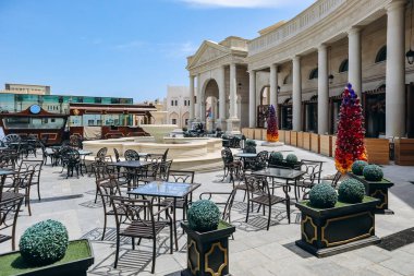 Doha, Katar - 1 Mayıs 2024: Katara Kültür Köyü, Katara 'nın Doha kentinde Batı Körfezi ile Pearl Körfezi arasında yer alan kültürel ve ticari bir kompleks..