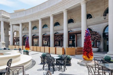 Doha, Katar - 1 Mayıs 2024: Katara Kültür Köyü, Katara 'nın Doha kentinde Batı Körfezi ile Pearl Körfezi arasında yer alan kültürel ve ticari bir kompleks..