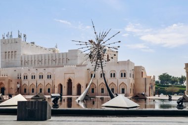 Doha, Katar - 1 Mayıs 2024: Katara Kültür Köyü, Katara 'nın Doha kentinde Batı Körfezi ile Pearl Körfezi arasında yer alan kültürel ve ticari bir kompleks..