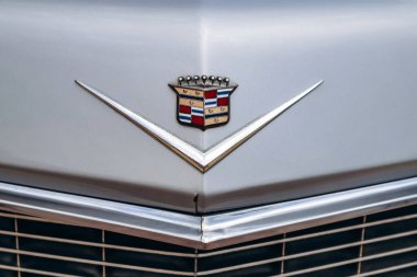 Doha, Katar - 1 Mayıs 2024: 1965 yapımı Vintage Cadillac, ABD 'de üretildi.