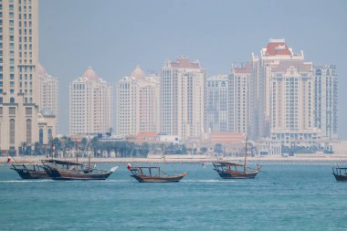 Doha 'daki İnci Bölgesi manzarası, Katara Köyü yakınlarındaki gezinti alanından.