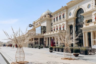 Doha, Katar - 1 Mayıs 2024: Katara Kültür Köyü, Katara 'nın Doha kentinde Batı Körfezi ile Pearl Körfezi arasında yer alan kültürel ve ticari bir kompleks..