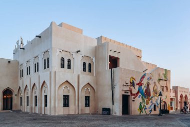 Doha, Katar - 1 Mayıs 2024: Katara Kültür Köyü, Katara 'nın Doha kentinde Batı Körfezi ile Pearl Körfezi arasında yer alan kültürel ve ticari bir kompleks..