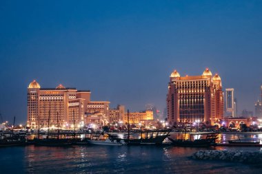 Doha, Katar - 1 Mayıs 2024: Katara köyünden Doha 'daki yeni mahallelerin gece görüşü