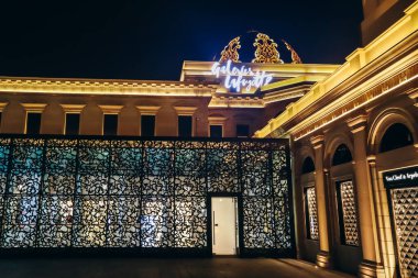 Doha, Katar - 29 Nisan 2024: Katara Kültür Köyü 'nde lüks bir alışveriş merkezi olan Lafayette Galerisi