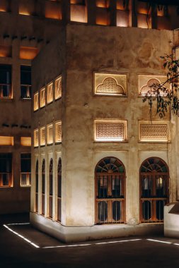 Souq Waqif bölgesindeki Doha 'da geleneksel eski binalar