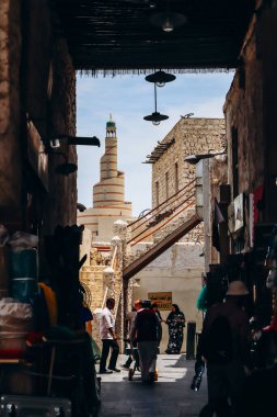 Doha, Katar - 29 Nisan 2024: Doha 'daki Souq Waqif bölgesi. Bu miras pazarı geleneksel giysiler, baharatlar, el sanatları ve hediyelik eşya satıyor..