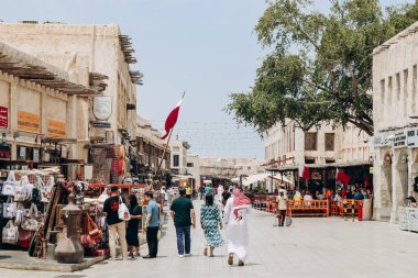 Doha, Katar - 29 Nisan 2024: Doha 'daki Souq Waqif bölgesi. Bu miras pazarı geleneksel giysiler, baharatlar, el sanatları ve hediyelik eşya satıyor..
