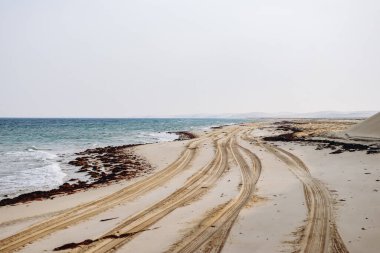 Katar 'ın güneyindeki Basra Körfezi kıyısı, Suudi Arabistan sınırı.