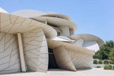 Doha 'daki Ulusal Katar Müzesi 2019 yılında halka açıldı. Bina, Katar 'da bulunan çöl gül kristalinden ilham alan mimar Jean Nouvel tarafından tasarlandı..
