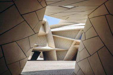 Doha 'daki Ulusal Katar Müzesi 2019 yılında halka açıldı. Bina, Katar 'da bulunan çöl gül kristalinden ilham alan mimar Jean Nouvel tarafından tasarlandı..