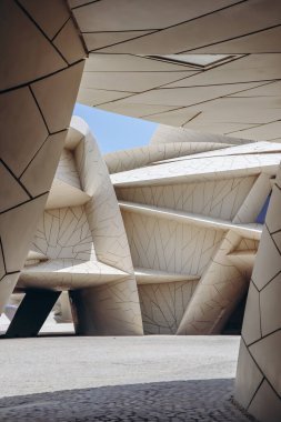 Doha 'daki Ulusal Katar Müzesi 2019 yılında halka açıldı. Bina, Katar 'da bulunan çöl gül kristalinden ilham alan mimar Jean Nouvel tarafından tasarlandı..