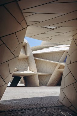 Doha 'daki Ulusal Katar Müzesi 2019 yılında halka açıldı. Bina, Katar 'da bulunan çöl gül kristalinden ilham alan mimar Jean Nouvel tarafından tasarlandı..