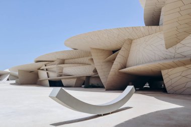 Doha 'daki Ulusal Katar Müzesi 2019 yılında halka açıldı. Bina, Katar 'da bulunan çöl gül kristalinden ilham alan mimar Jean Nouvel tarafından tasarlandı..