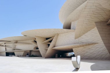 Doha 'daki Ulusal Katar Müzesi 2019 yılında halka açıldı. Bina, Katar 'da bulunan çöl gül kristalinden ilham alan mimar Jean Nouvel tarafından tasarlandı..