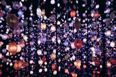 Doha, Katar - 1 Mayıs 2024: Katar Tarih Müzesi 'nde renkli fenerlerle yapılan geçici sergi