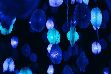 Doha, Katar - 1 Mayıs 2024: Katar Tarih Müzesi 'nde renkli fenerlerle yapılan geçici sergi