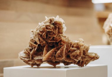 Çöl gülü, kristal alçı taşı ya da baryte kümelerinden oluşan gül benzeri karmaşık bir oluşum, bol miktarda kum taneleri içerir..