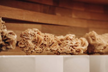 Çöl gülü, kristal alçı taşı ya da baryte kümelerinden oluşan gül benzeri karmaşık bir oluşum, bol miktarda kum taneleri içerir..