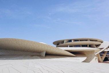 Doha 'daki Ulusal Katar Müzesi 2019 yılında halka açıldı. Bina, Katar 'da bulunan çöl gül kristalinden ilham alan mimar Jean Nouvel tarafından tasarlandı..