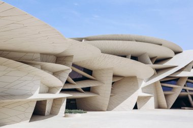 Doha 'daki Ulusal Katar Müzesi 2019 yılında halka açıldı. Bina, Katar 'da bulunan çöl gül kristalinden ilham alan mimar Jean Nouvel tarafından tasarlandı..