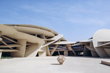 Doha 'daki Ulusal Katar Müzesi 2019 yılında halka açıldı. Bina, Katar 'da bulunan çöl gül kristalinden ilham alan mimar Jean Nouvel tarafından tasarlandı..