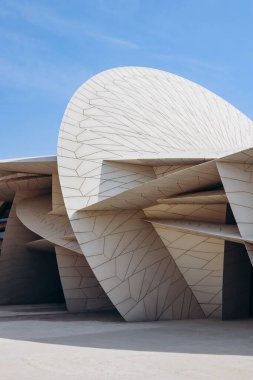 Doha 'daki Ulusal Katar Müzesi 2019 yılında halka açıldı. Bina, Katar 'da bulunan çöl gül kristalinden ilham alan mimar Jean Nouvel tarafından tasarlandı..