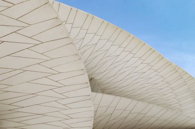 Doha 'daki Ulusal Katar Müzesi 2019 yılında halka açıldı. Bina, Katar 'da bulunan çöl gül kristalinden ilham alan mimar Jean Nouvel tarafından tasarlandı..