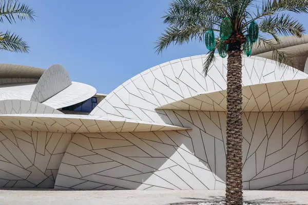Doha 'daki Ulusal Katar Müzesi 2019 yılında halka açıldı. Bina, Katar 'da bulunan çöl gül kristalinden ilham alan mimar Jean Nouvel tarafından tasarlandı..