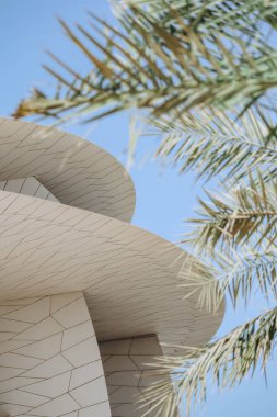 Doha 'daki Ulusal Katar Müzesi 2019 yılında halka açıldı. Bina, Katar 'da bulunan çöl gül kristalinden ilham alan mimar Jean Nouvel tarafından tasarlandı..