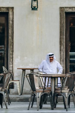 Doha, Katar - 1 Mayıs 2024: Doha 'daki Souq Waqif' te geleneksel Katarlı adam