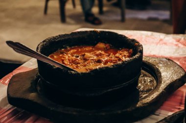 Katar, Doha 'daki Souq Waqif' te Yemenli yemek tabağı