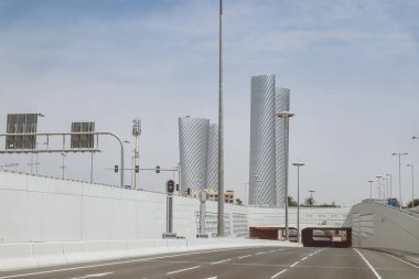 Otoyoldan Lusail Plaza Kulelerine, Al Sa 'ad Plaza, Ticaret Bulvarı, Lusail, Katar' daki dört ofis kulesinden görüntüler