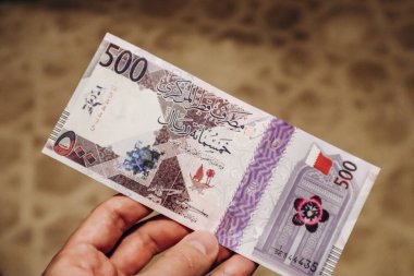 Doha, Katar - 1 Mayıs 2024: 500 Katar riyal faturası