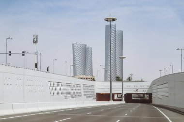 Otoyoldan Lusail Plaza Kulelerine, Al Sa 'ad Plaza, Ticaret Bulvarı, Lusail, Katar' daki dört ofis kulesinden görüntüler