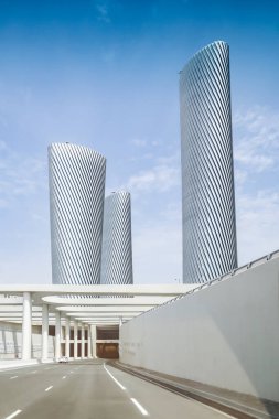 Otoyoldan Lusail Plaza Kulelerine, Al Sa 'ad Plaza, Ticaret Bulvarı, Lusail, Katar' daki dört ofis kulesinden görüntüler