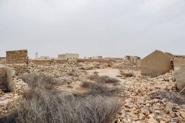 Ruwais 'in batısındaki bir balıkçı kasabası olan Jumayl' da harabeler. Kuzey Katar