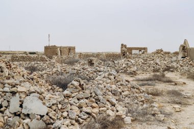 Ruwais 'in batısındaki bir balıkçı kasabası olan Jumayl' da harabeler. Kuzey Katar