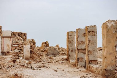 Ruwais 'in batısındaki bir balıkçı kasabası olan Jumayl' da harabeler. Kuzey Katar