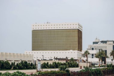 Doha, Katar - 1 Mayıs 2024: Katar Merkez Bankası Binası (eski adı Katar Para Yönetimi), Katar 'ın orta kesiminde.