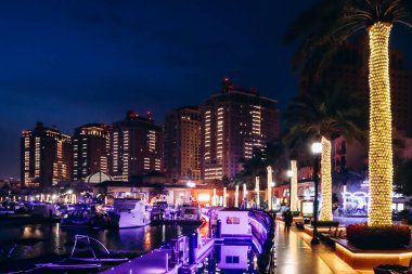 Doha, Katar - 1 Mayıs 2024: İnci, Doha 'nın prestijli Batı Körfezi Bölgesi yakınlarında insan yapımı bir ada. Akdeniz tarzı yat sergilenen marinalar, konut kuleleri, villalar ve oteller